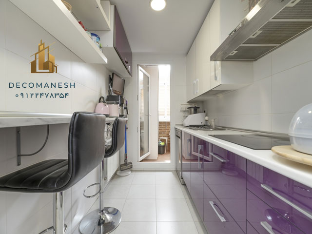 کابینت آشپزخانه ترکیبی با رنگ های سفید و بنفش